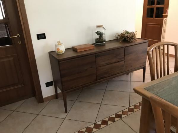 Credenza in noce Hemët - Ampio buffet in linea finemente