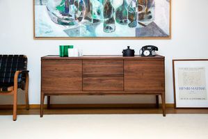 Credenza bassa in noce Neliö - Elegante contenitore per TV