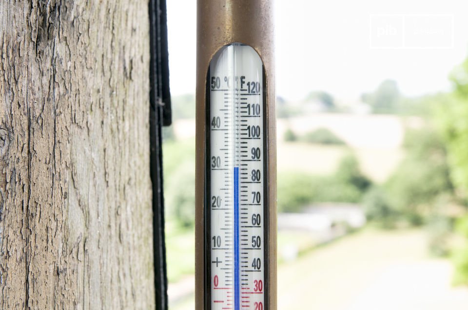 termometro vintage per misurare la temperatura dell'ambiente esterno Foto  stock - Alamy